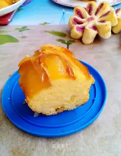 Inverted apple pound cake