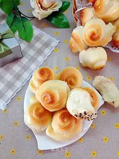 ♪ On the bottom of the honey bread ♪