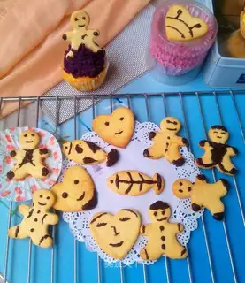 Chocolate decorated cookies