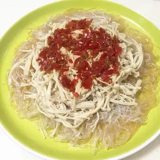 A pepper cutter, a golden needle mushroom