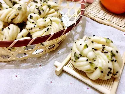 Onion sesame rolls