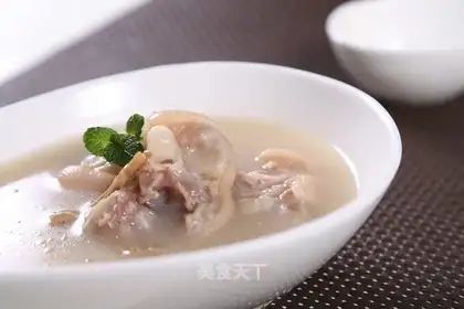 Scrambled pig hoof soup