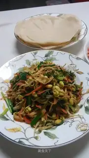 Hot noodles and veggies