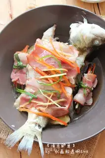 Bacon steamed herring