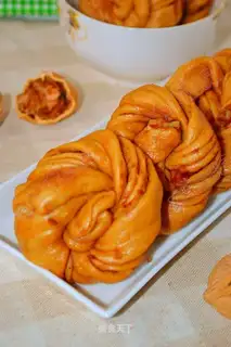 Red sugar walnut rolls