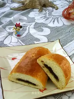 Mashed peas and milk bread