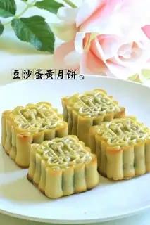 A wide bean saloon moon cake