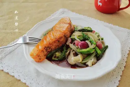Burn the salmon with the vegetables