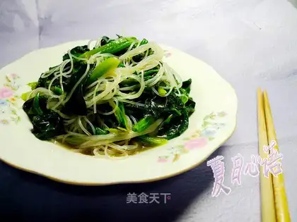 A spinach fan salad