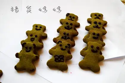 Little bear put on the tea cookies