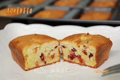 Light cream cranberry cake