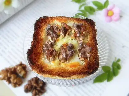 walnut salad bread