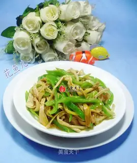 The green peppers, the yellow cabbage