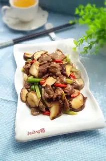 Fresh mushrooms and roast beef