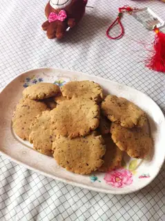 Black sesame crackers