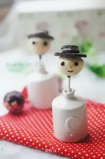 Snowman lollipop cake