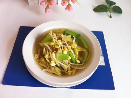 Squeeze the bean sprouts