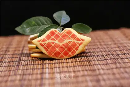Red Lips Famous Cookie