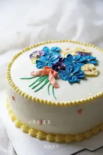 Romantic fresh flower cake