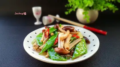 Tea mushrooms fried beans