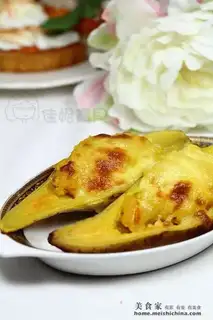 Baked potatoes with cheese