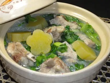 Stewed pork ribs with fruits and vegetables
