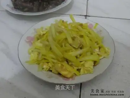 Scrambled eggs with leek