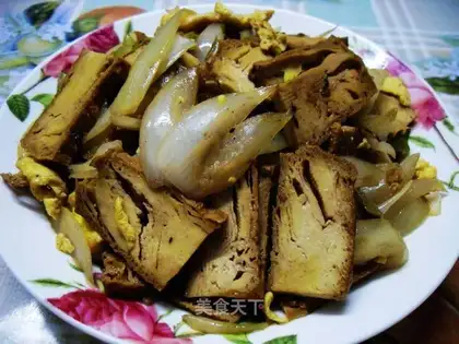 stir-fried vegetarian chicken with onions