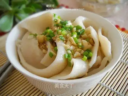 Sprinkle noodles with onion flavor and sesame oil