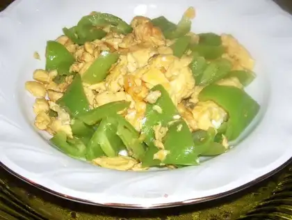 Scrambled eggs with pepper