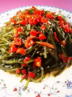 chopped pepper and shredded seaweed