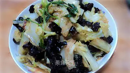 Stewed fungus with Chinese cabbage