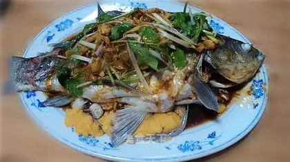 Steamed crucian carp with sand ginger