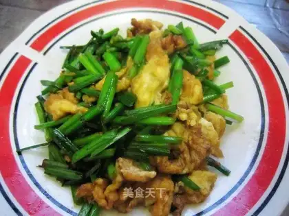 Scrambled eggs with leek stalks