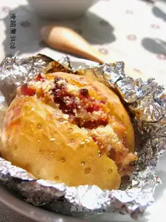 Baked potatoes with bacon