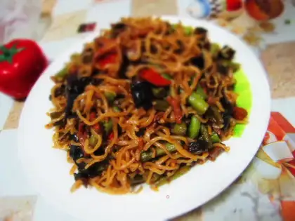 Braised noodles with shredded pork and beans