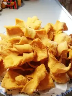 Crispy sesame leaves with egg flavor