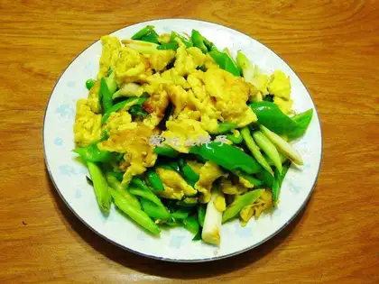 Scrambled eggs with green pepper and garlic sprouts