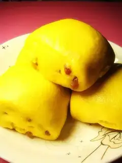 Knife cutting steamed buns