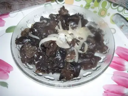 stir-fried fungus with onions
