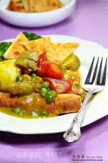 Curried potato chicken covered with naan