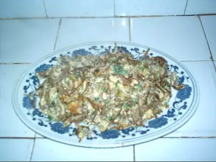 Scrambled eggs with mushroom