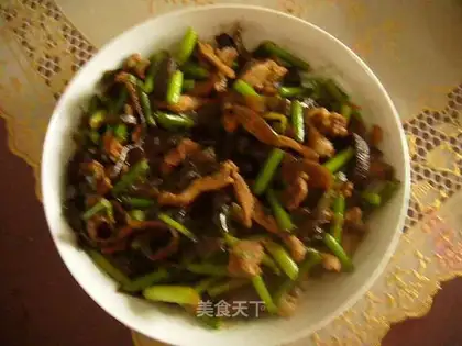 stir-fried garlic sprouts with shredded seaweed and pork