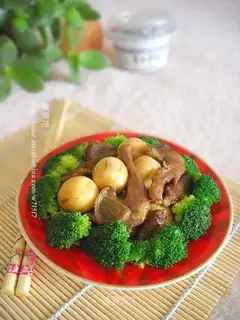 Roasted young pigeon with quail eggs