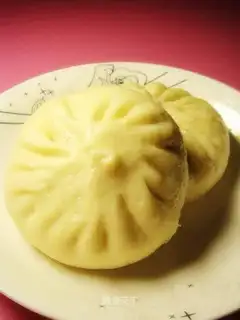 Steamed buns with radish and pork