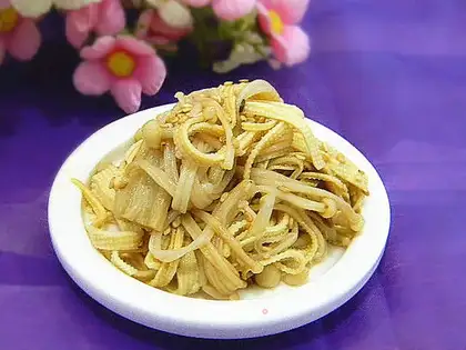 Soybeans with golden needle mushrooms
