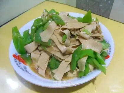 A thousand green peppers
