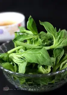 The sauce cools the iced grass