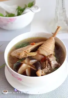 Red mushroom chicken stew
