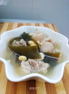 Soybeans and pigtail soup